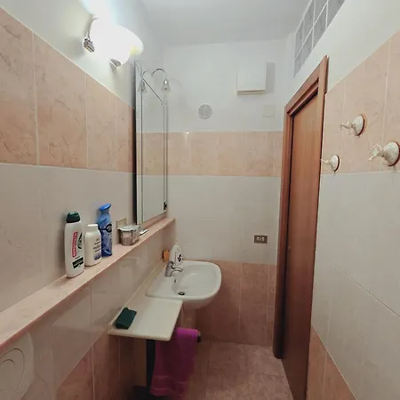 Berlino Apartment, Posto Auto Giulug Rif A206 * 阿斯科利港